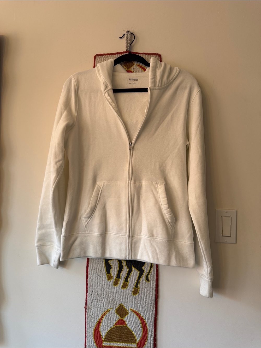“HOLLISTER” Adorable White Sweatshirt